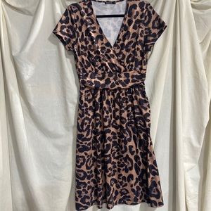 Comfortable cotton and spandex dress. Animal print, wrap style.